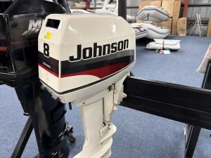 “ Johson  8pk 2-takt | 2 cilinder | Nieuwstaat “ Johnson 8 pk zo goed als nieuwe gebruikte motor
