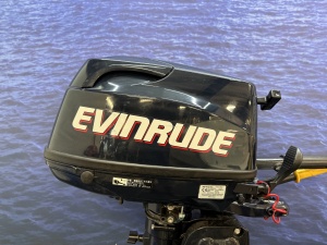 “Evinrude 6pk | 4 Takt | Nieuwstaat | 1e Eigenaar “ Een Kortstaart zo goed als nieuwe buitenboordmotor welke nauwelijks gebruik is