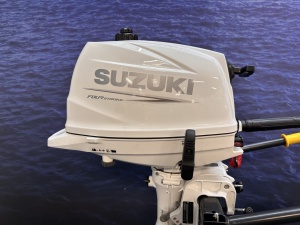 “ Suzuki 6pk buitenboordmotor | 2 Uur gelopen “ Zo goed als nieuwe 2 uur gebruikte witte Suzuki