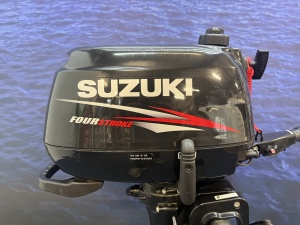 “ Suzuki 5 pk Buitenboordmotor | Langstaart “ DF5 L Langstaart zo goed als nieuw.