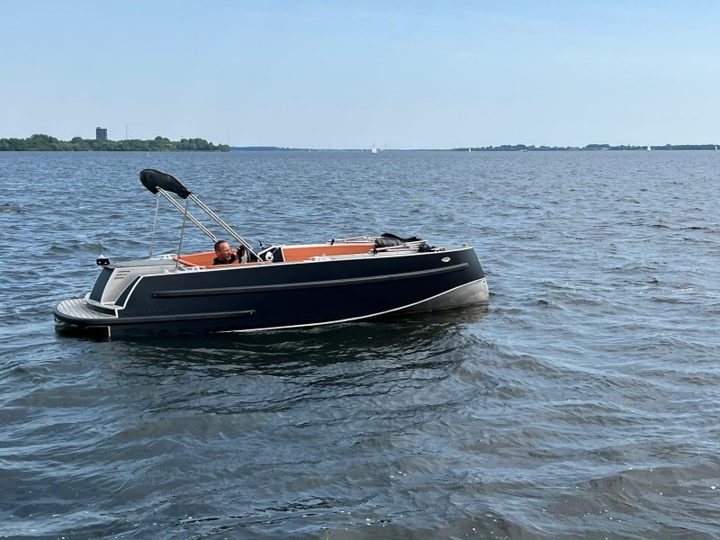 Van Vossen 600 tender sport Honda buitenboordmotor in bun.