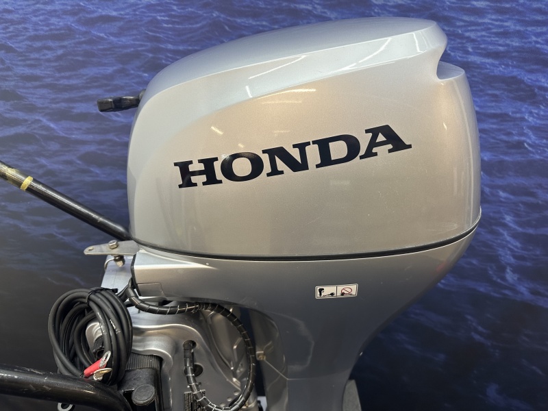 “Honda 20 pk buitenboordmotor | Kort staat afstandsbediend” BF 20 SRU Afstand bediend Elektrische start en tilt