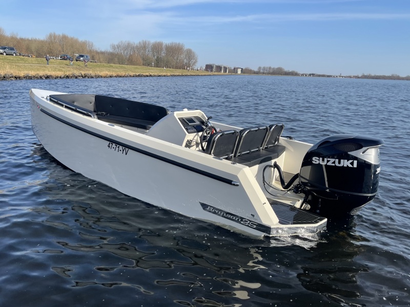 Bronson 25 Bullit Tender Yacht by Steeler