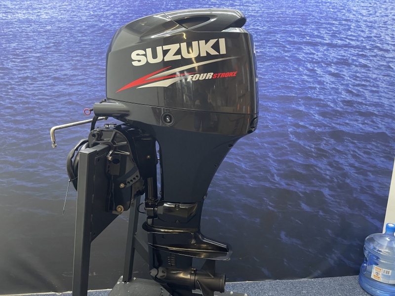 “ Suzuki 40 pk  buitenboordmotor | 4 Takt | Nieuwestaat “ DF40ATL gebruikte zo goed als nieuwe motor met el start powertrim