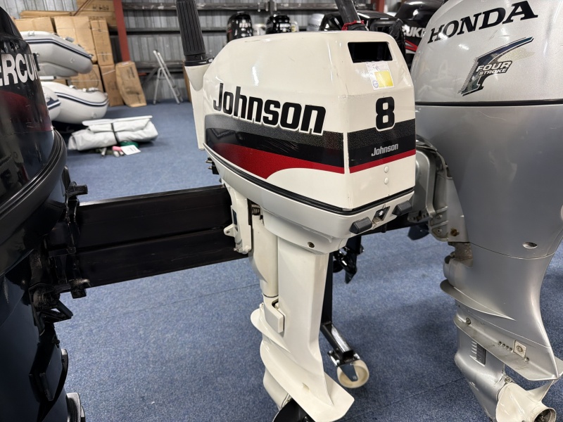 “ Johson  8pk 2-takt | 2 cilinder | Nieuwstaat “ Johnson 8 pk zo goed als nieuwe gebruikte motor