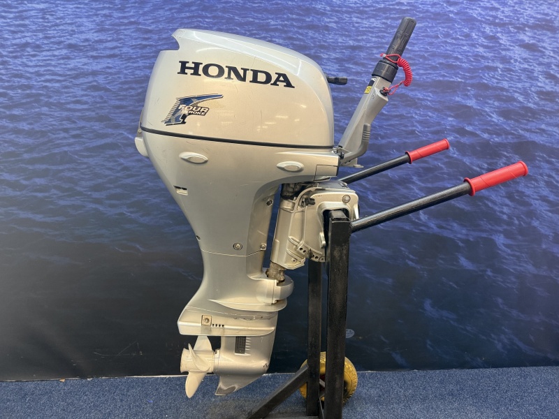 “Honda 20 pk | Kortstaart | Knuppel bediend “ BF20 SHU kortstaart gebruikte nette staat