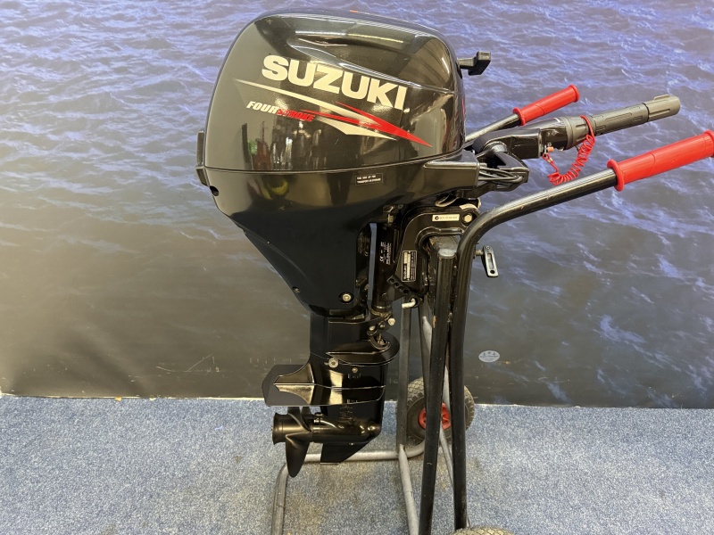 “ Suzuki 9.9pk | Kortstaart | Knuppel  | Zo goed als nieuw “ DF9.9AS kortstaart, knuppel besturing