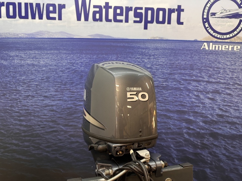 Yamaha 50 pk buitenboordmotor 107 draaiuren Nieuw staat!!! Langstaart elektrische start