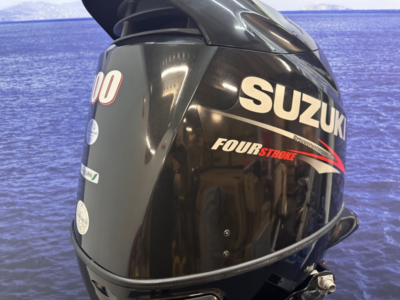 Suzuki 100 pk buitenboordmotor Jong gebruikte motor zo goed als nieuw