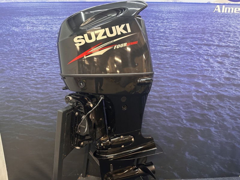 Suzuki 100 pk buitenboordmotor Jong gebruikte motor zo goed als nieuw