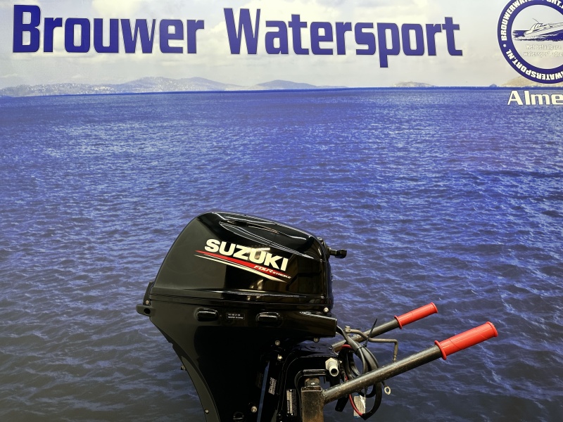 Suzuki 20 pk buitenboordmotor nieuwstaat van eerste eigenaar DF20ARL Langstaart elektrische start afstandsbediening