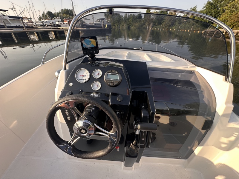 Prins 555 Open| Suzuki 100 pk  | 15 Vaaruren | 1e Eigenaar “ Console boot Prins 555