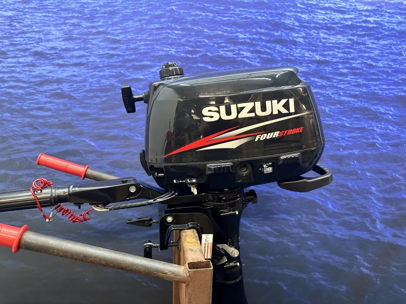 “ Suzuki 5 pk Buitenboordmotor | Langstaart “ DF5 L Langstaart zo goed als nieuw.