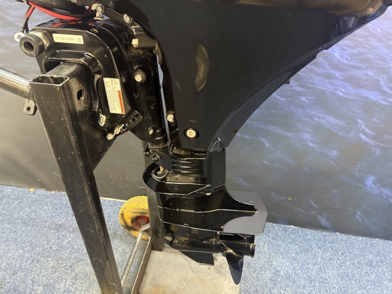 “ Suzuki 20 pk | Kortstaart | Nieuwstaat | Eerste eigenaar “ F20ARS Kortstaart Elektrische start Afstandsbediening