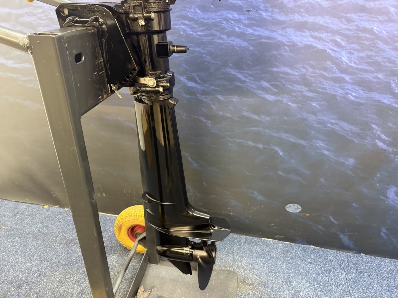 “ Tohatsu 9.8 | Kortstaart Afstand Bediening Nieuwstaat “ Zo goed als nieuwe gebruikte motor  Kortstaart, elektrische start, afstandsbediening