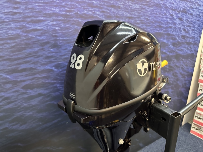 “ Tohatsu 9.8 | Kortstaart Afstand Bediening Nieuwstaat “ Zo goed als nieuwe gebruikte motor  Kortstaart, elektrische start, afstandsbediening