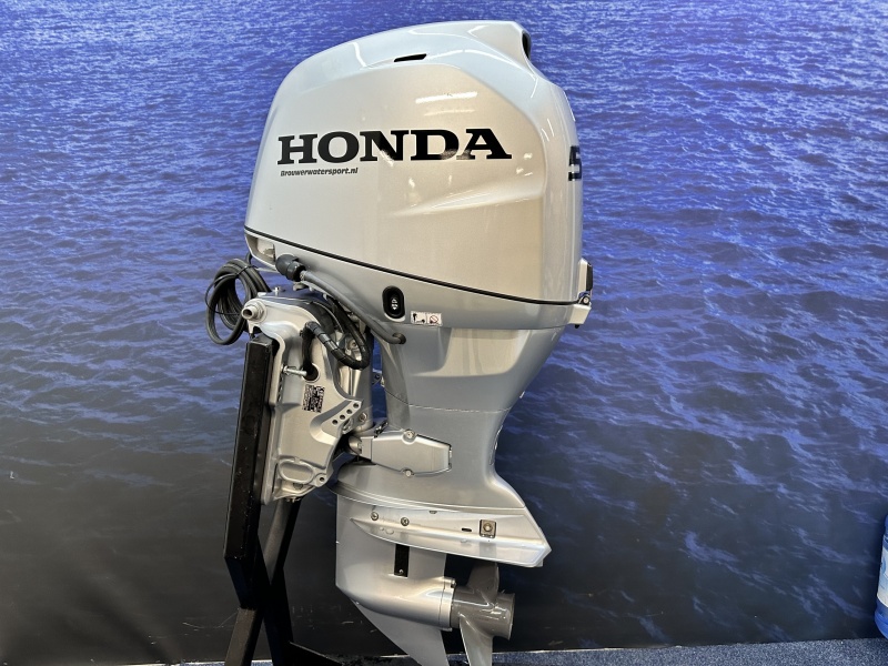 “Honda 50 pk buitenboordmotor | Kortstaart | Powertrim “ BF50 SRTU jong gebruik dus zo goed als nieuwe motor.