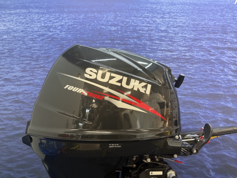 “Suzuki 25 pk | COMPLEET IN NIEUWSTAAT | Eerste eigenaar!! Suzuki 25 pk buitenboordmotor