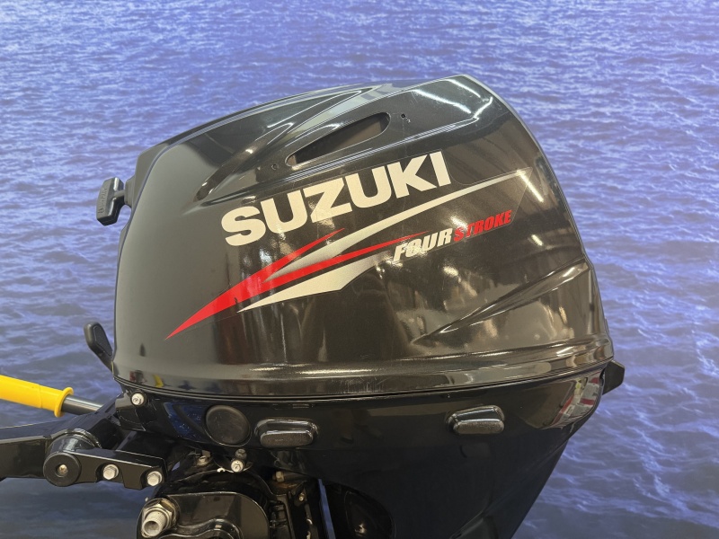 “Suzuki 25 pk | COMPLEET IN NIEUWSTAAT | Eerste eigenaar!! Suzuki 25 pk buitenboordmotor
