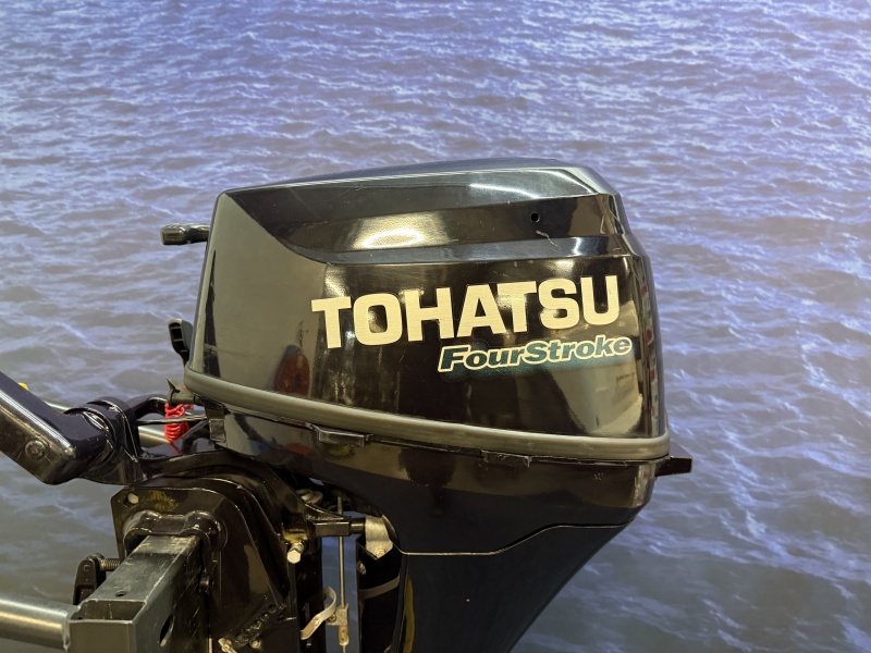 Tohatsu 9.8 buitenboordmotor | Top staat | Langstaart | Knuppel bediend | 4 takt | 2 cilinder