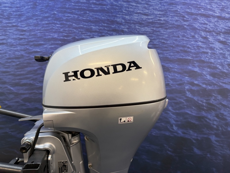 “ Honda 20 pk buitenboordmotor | Nieuwstaat! “ Honda BF20LRU Langstaart afstand bediend el start en