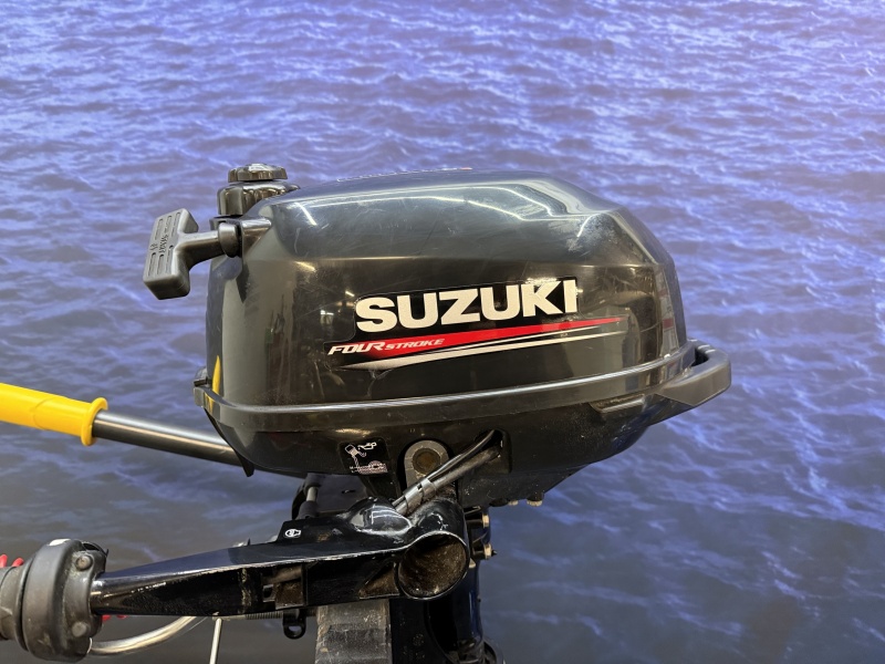 “ Suzuki 2.5 pk buitenboordmotor “ Zo goed als nieuwe gebruikte kortstaart buiten boord motor