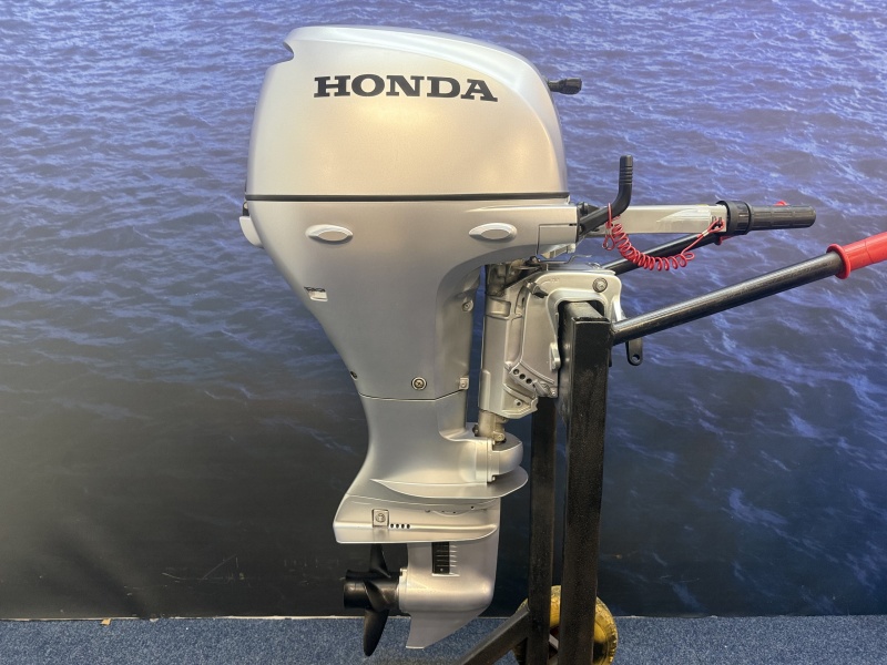 “Honda 20 pk | Kortstaart | Knuppel bediend “ BF20 SHU kortstaart gebruikt nog als nieuw