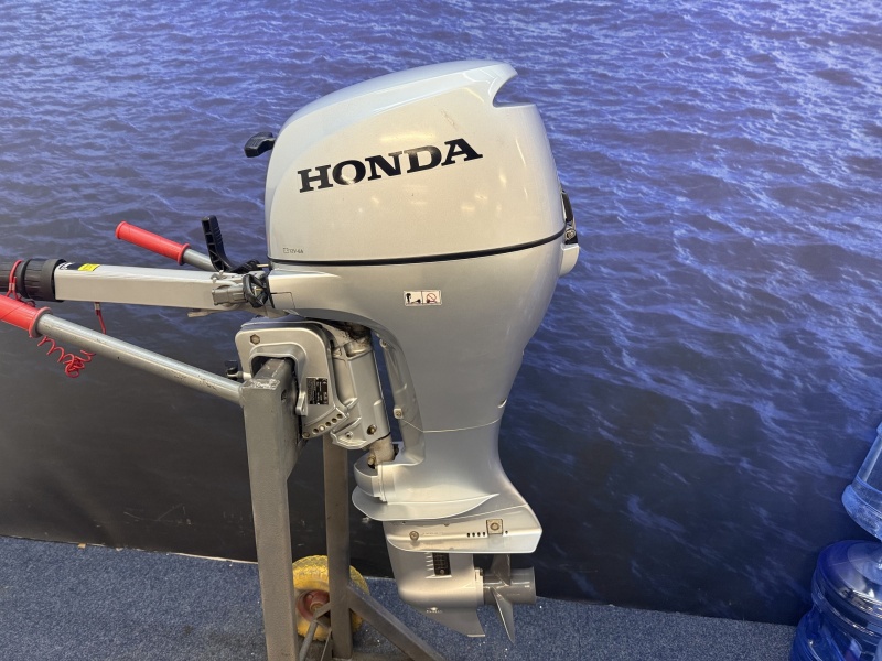 “Honda 8pk | Nieuwstaat | 1e eigenaar! | Kortstaart Honda BF8 SHU buitenboordmotor