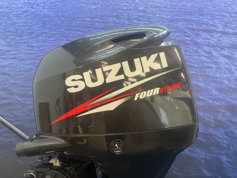 “ Suzuki 60 pk | Zo goed als Nieuw | PowerTrim • Langstaart elektrische start powertrim